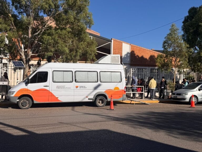 Unidad Móvil de Documentación del Gobierno del Chubut en Comodoro Rivadavia
