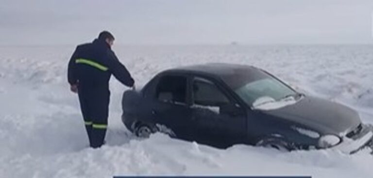 Vehículo varado en la nieve en una ruta de Santa Cruz