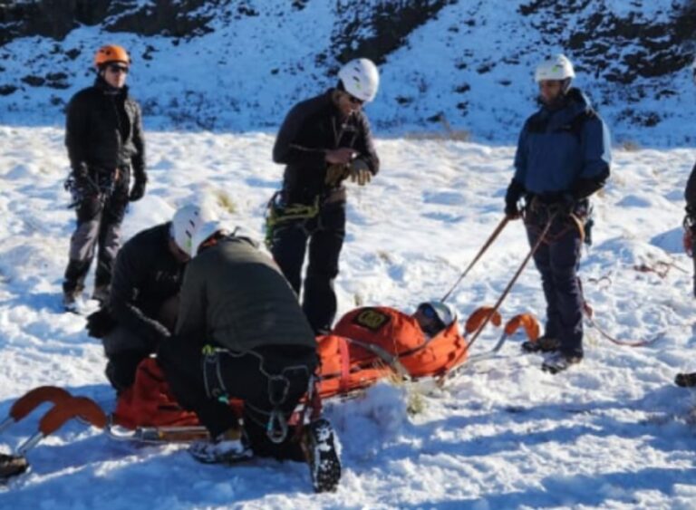 Equipos de rescate durante el operativo en el Cerro Crestón, cerca de El Chaltén