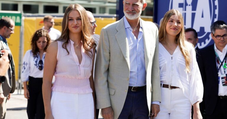 El rey Felipe VI, la princesa Leonor y la infanta Sofía en el circuito Madring durante el Gran Premio de España de Fórmula 1