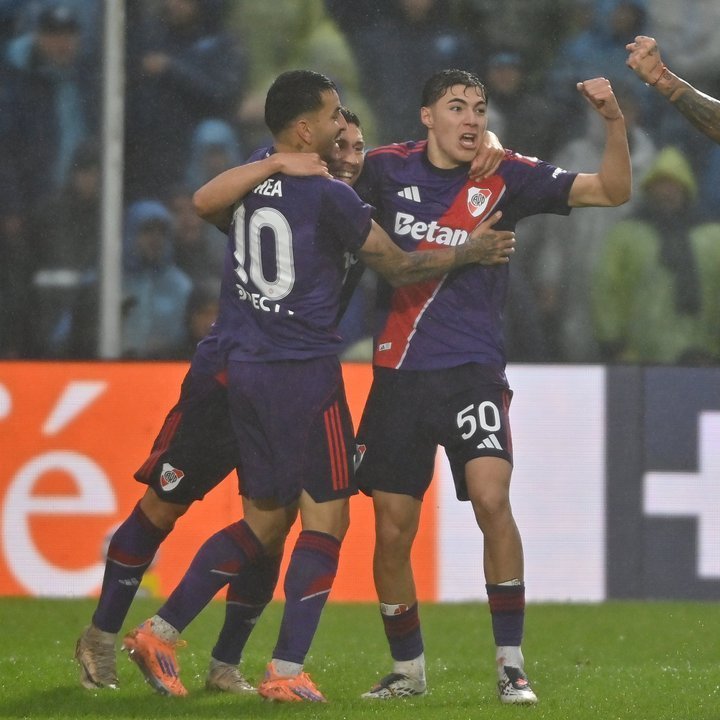 Jugadores de River Plate celebrando un gol durante el partido contra Atlético Tucumán