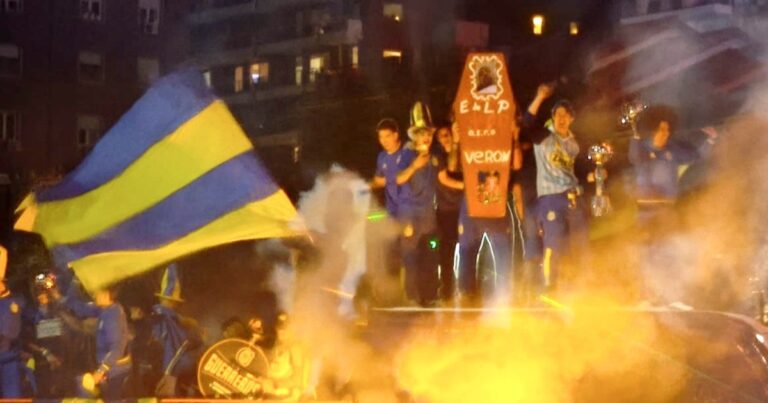 Jugadores de Rosario Central muestran un ataúd de cartón con la foto de Juan Sebastián Verón durante la celebración de la Supercopa Internacional
