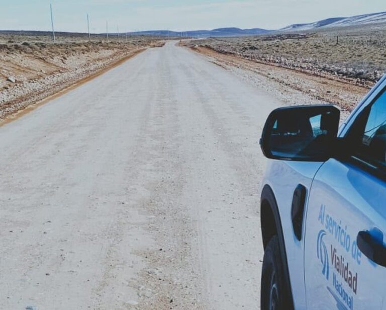 Ruta nacional en Chubut con señal de precaución