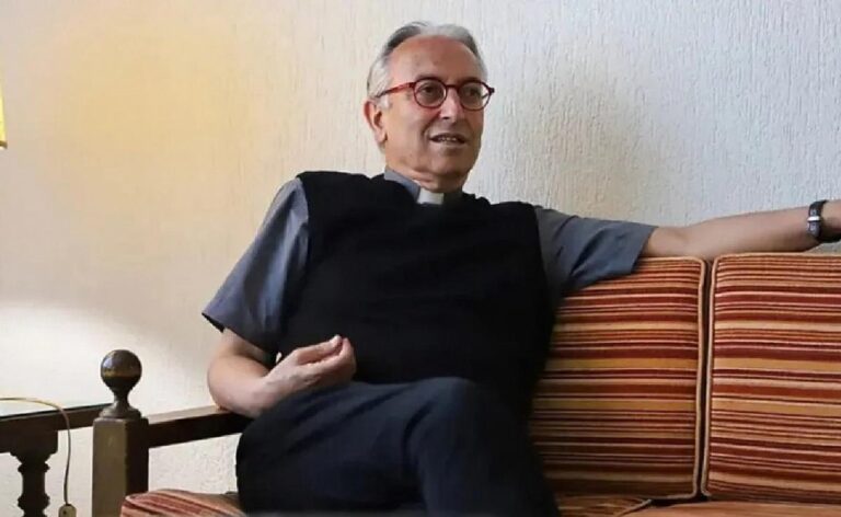 Sacerdote Fernando Cuevas con un teléfono móvil
