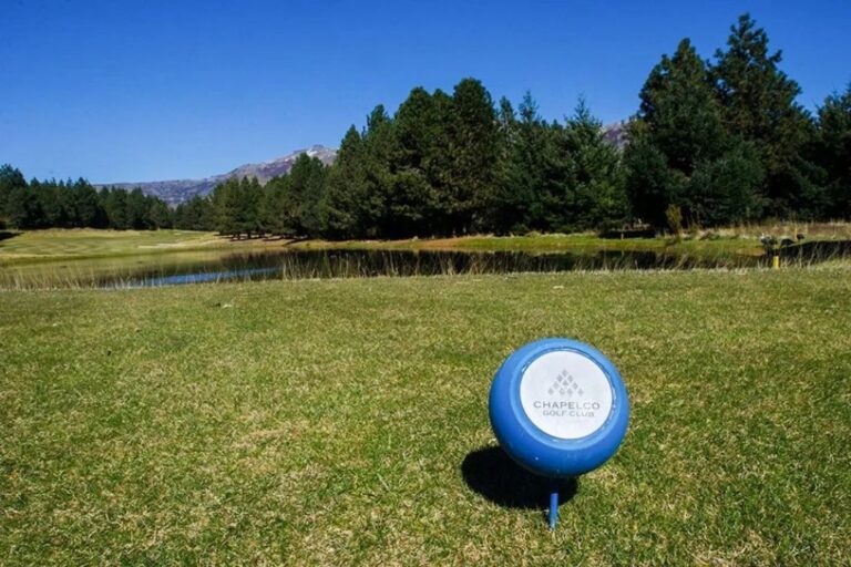 Vista del campo de golf Chapelco en San Martín de los Andes con jugadores en acción