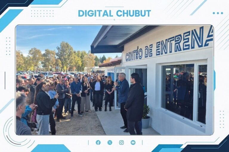 Dirigentes del SEC durante la inauguración de obras en el Polideportivo de Trelew