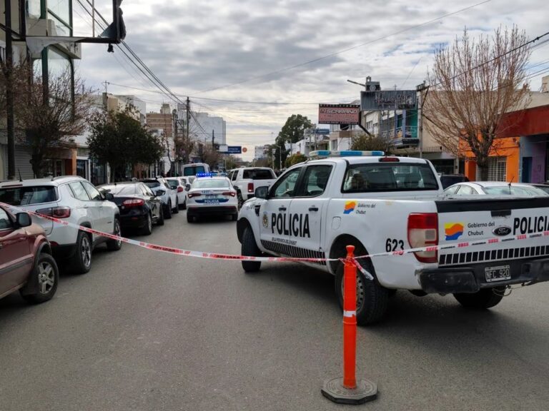 Móvil policial en un allanamiento en Trelew por el robo a la joyería Joyas Patagónicas