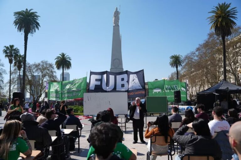 Reunión paritaria entre gremios docentes universitarios y el Gobierno en el Palacio Pizzurno