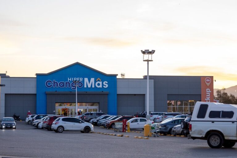 Frente de un supermercado en Comodoro Rivadavia con las puertas cerradas