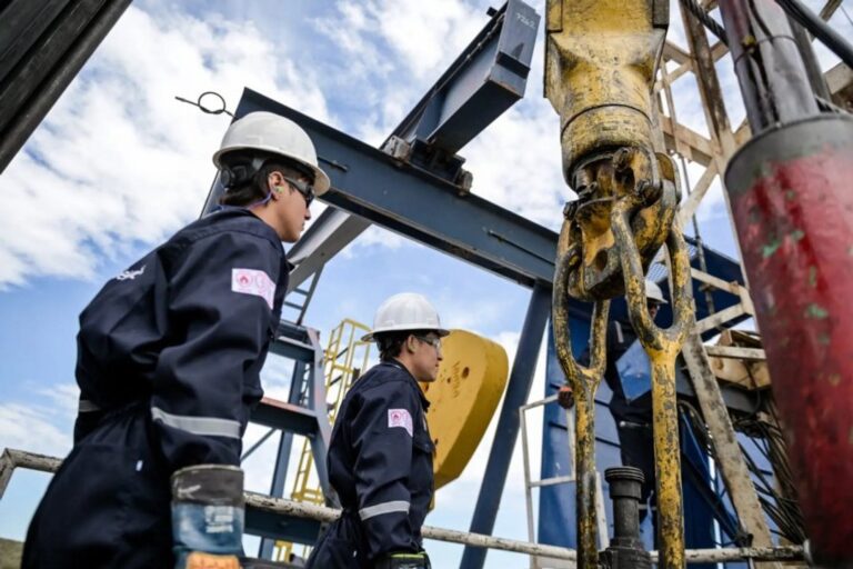 Equipo de pulling en un pozo petrolero de Río Negro