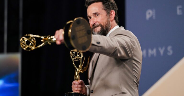 Noah Wyle con el premio Emmy a mejor actor dramático por The Pitt