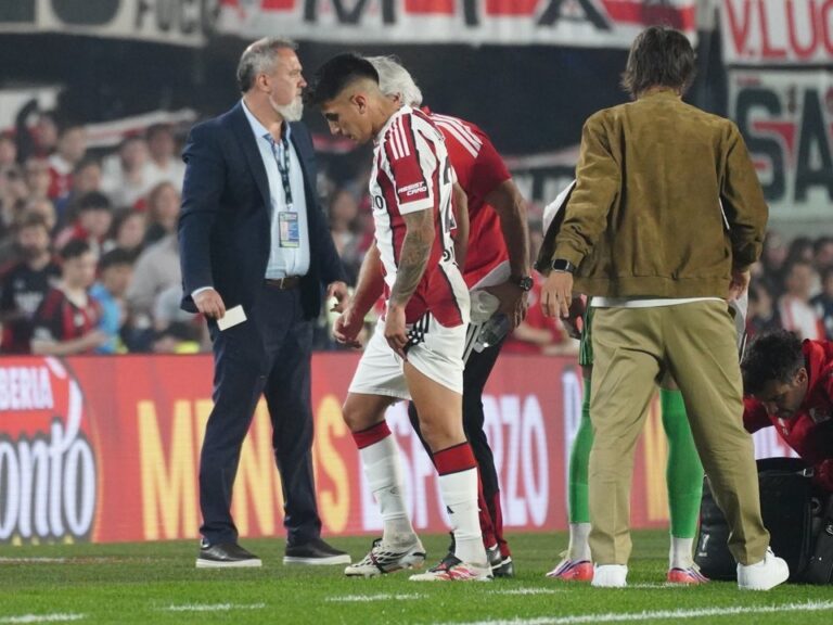 Thiago Almada durante un partido con la camiseta de River Plate