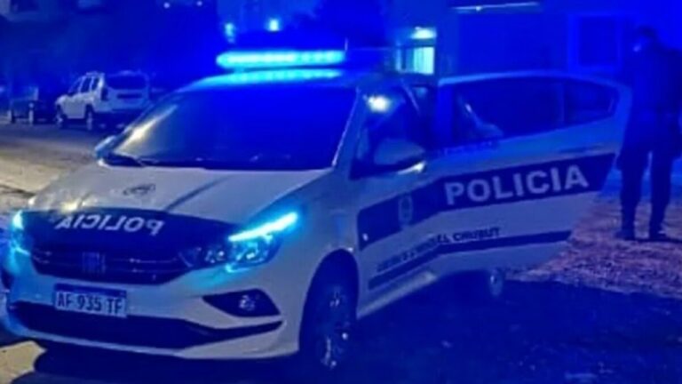 Móvil policial en la intersección de 25 de Mayo y Mosconi, barrio Malvinas Argentinas, Trelew