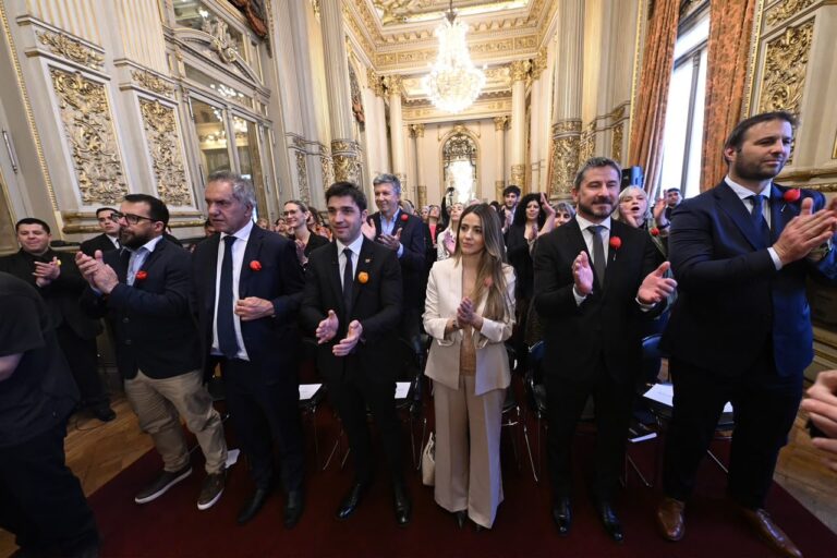 Gobernador Ignacio Torres junto a la Orquesta del barrio INTA en el Teatro Colón