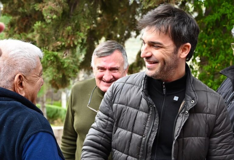 Gobernador Ignacio Torres durante un encuentro con jubilados en Comodoro Rivadavia