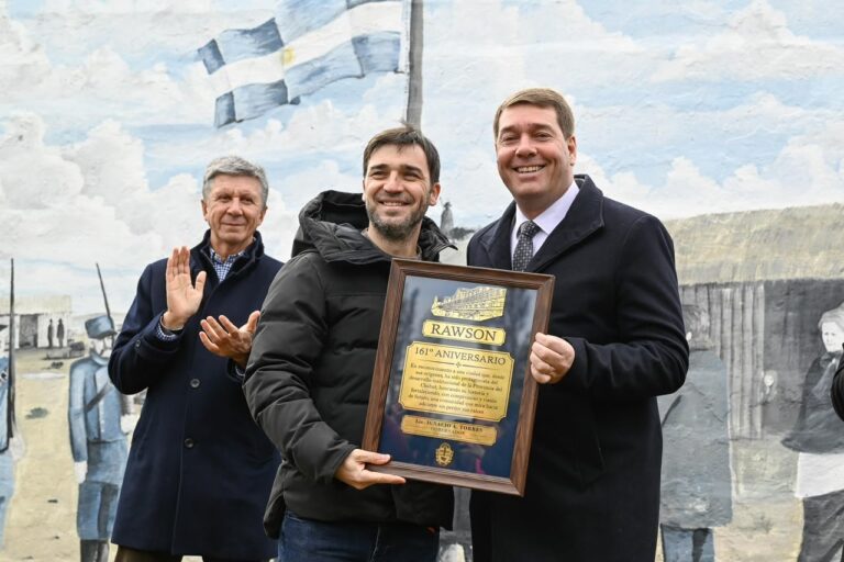 Gobernador de Chubut, Ignacio Torres, durante el acto por el aniversario de Rawson