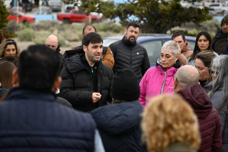 Gobernador Ignacio Torres durante la recorrida por tierras cedidas por YPF en Comodoro Rivadavia