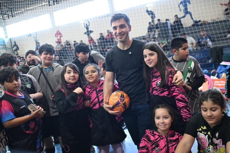 Gobernador Ignacio Torres durante la apertura de los Juegos Comunales en Chubut