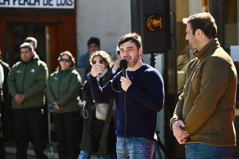 Gobernador Ignacio Torres durante la inauguración de la Temporada de Pingüinos de Magallanes 2026/2027 en Punta Tombo