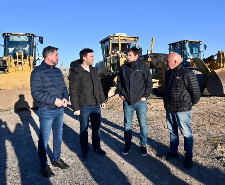 Ignacio Torres y Gustavo Merino durante la recorrida por el inicio de obra de la Zona Franca en Chubut