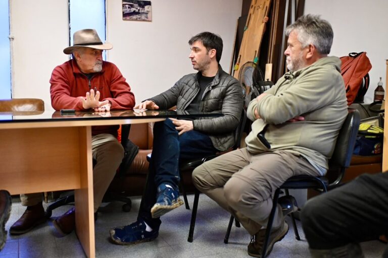 Gobernador Ignacio Torres durante el recorrido por los barrios afectados por las lluvias en Comodoro Rivadavia