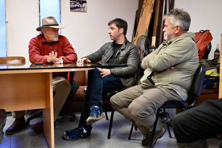 Gobernador Ignacio Torres durante la recorrida por los barrios afectados por las lluvias en Comodoro Rivadavia