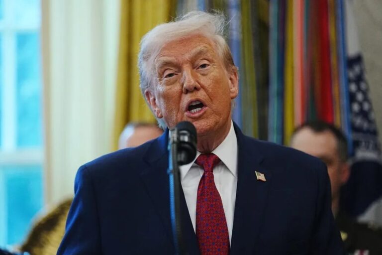 Donald Trump hablando en el Despacho Oval sobre la soberanía de las Islas Malvinas