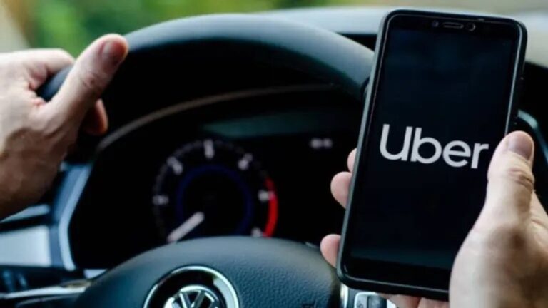Aplicación de Uber en un teléfono celular mostrando un viaje en Puerto Madryn