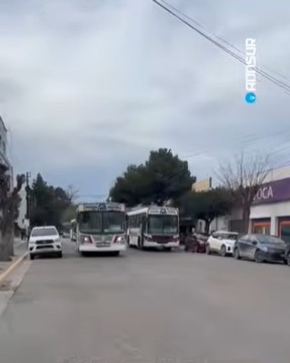 Colectivo de la empresa Patagonia Argentina circulando por el centro de Comodoro Rivadavia