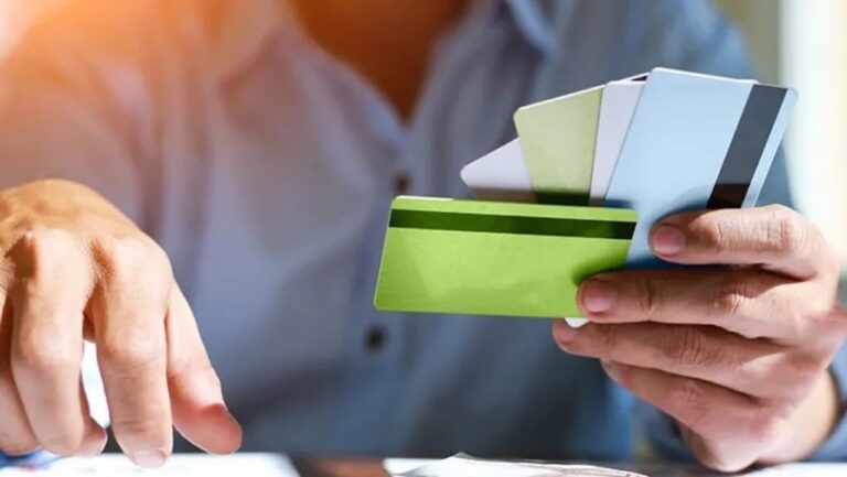 Tarjetas de crédito sobre una mesa