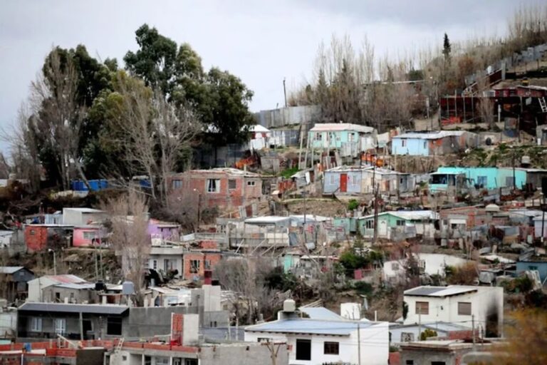 Vecinos de Comodoro Rivadavia entrevistados en el centro de la ciudad