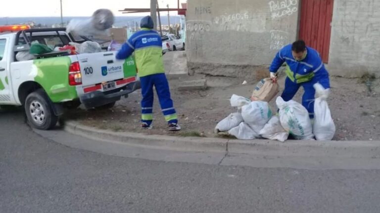 Camión de recolección de residuos en un barrio de Comodoro Rivadavia