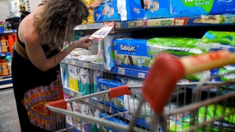 Góndolas de supermercado con productos de consumo masivo
