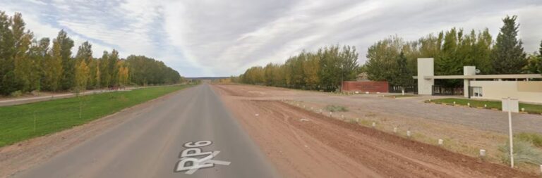 Vuelco en Ruta 6, Rincón de los Sauces, con presencia policial y servicios de emergencia