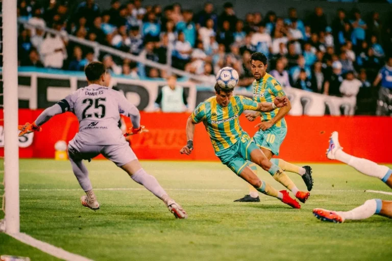 Jugadores de Aldosivi durante el partido ante Racing en el estadio Presidente Perón