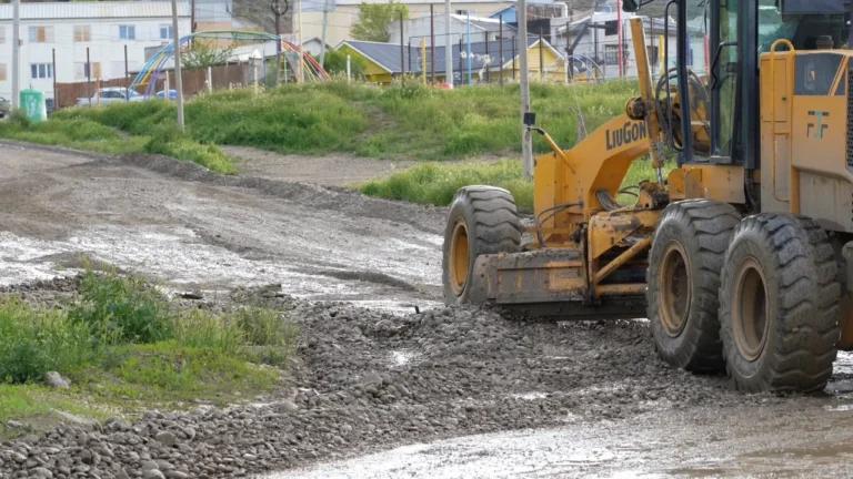 Cuadrillas municipales trabajando en la limpieza de desagües en Comodoro Rivadavia durante la alerta amarilla por lluvias