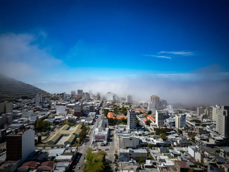 Cielo nublado y neblina en Comodoro Rivadavia durante una jornada con alerta amarilla por lluvias