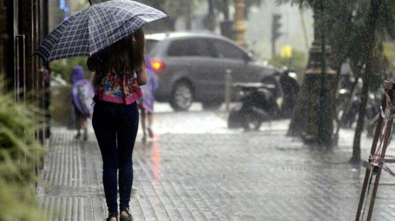 Cielo nublado sobre la ciudad de Neuquén durante una alerta amarilla por tormentas