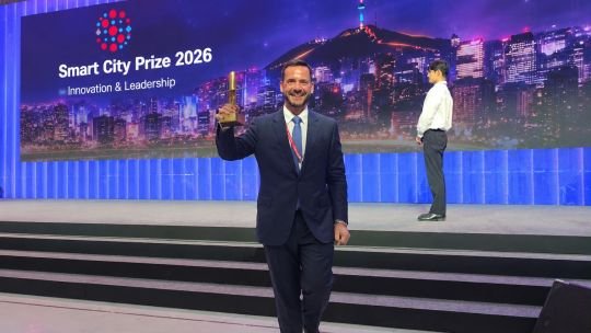 Ariel Sujarchuk recibiendo el premio Seoul Smart City Prize 2026 en el Centro de Convenciones COEX de Seúl