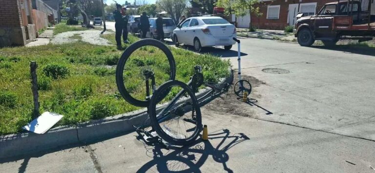 Ciclista atropellada en intersección de calles Don Bosco y Tello en Trelew