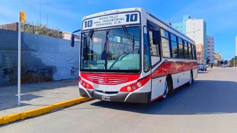 Colectivo del Expreso Rada Tilly en la ruta que conecta Comodoro Rivadavia y Rada Tilly