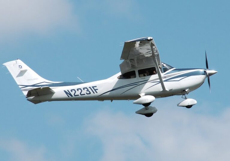 Avioneta Cessna 182 tras aterrizaje de emergencia en zona rural cerca de Trelew
