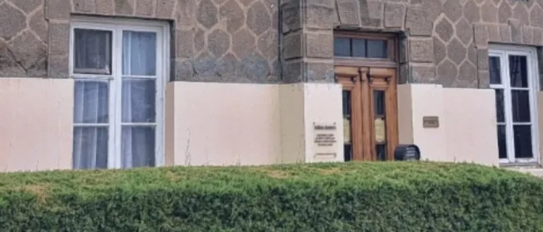 Fachada de la Biblioteca Popular Astra durante la celebración de su aniversario