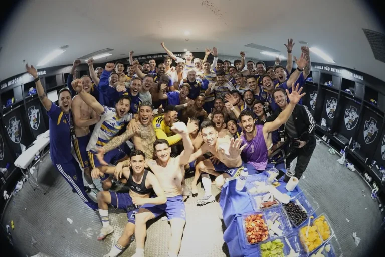 Estadio de fútbol con banderas de Boca Juniors y cartel de la Copa Sudamericana