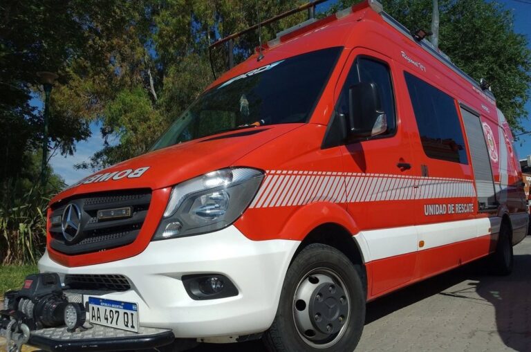 Bomberos voluntarios de Trelew durante el rescate de un perro atrapado en una trampa metálica en las bardas