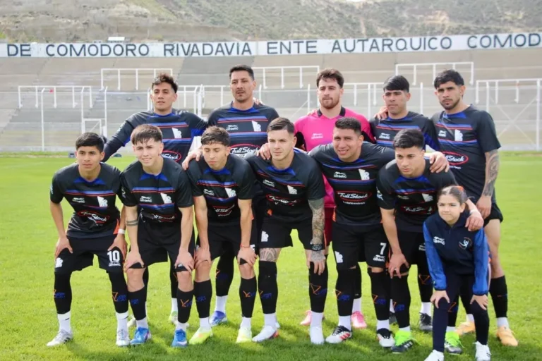 Partido de fútbol entre CAI y Deportivo Villalonga en el Estadio Municipal de Comodoro Rivadavia