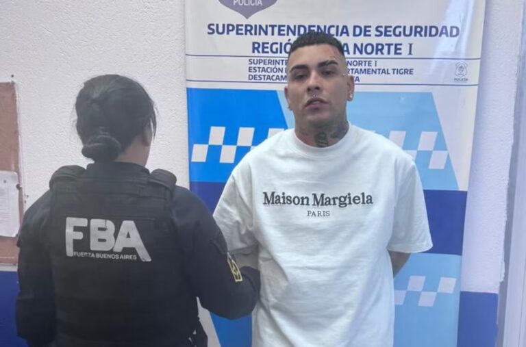 Callejero Fino durante una presentación en vivo