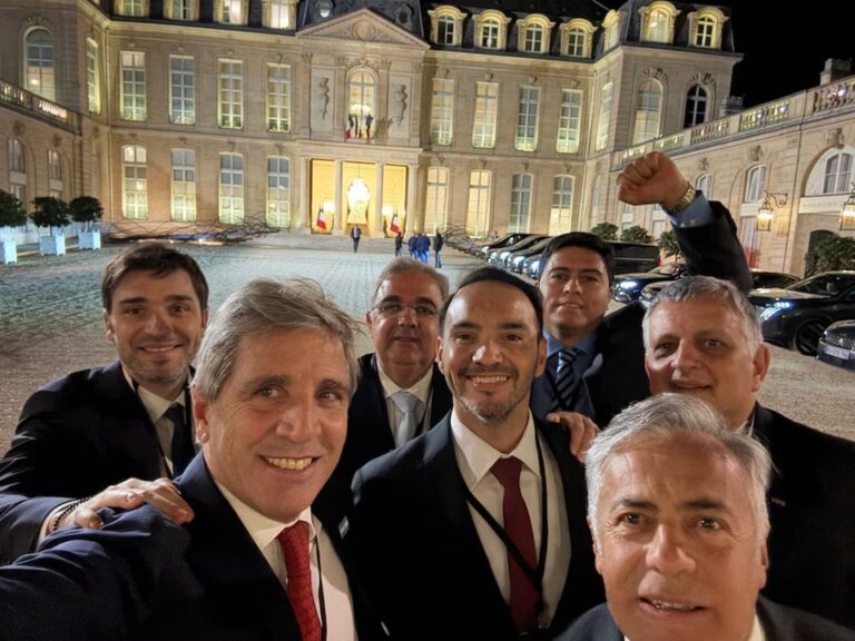 Luis Caputo durante su exposición en la Argentina Week en París