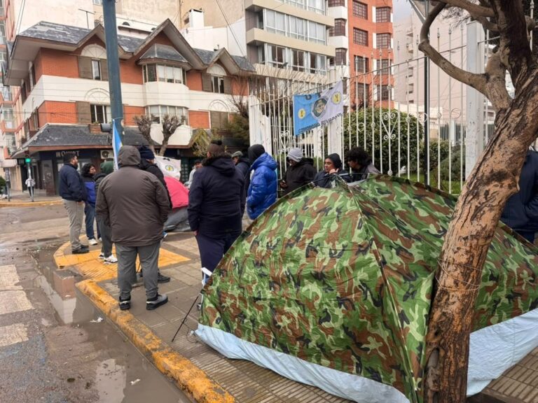 Choferes de Patagonia Argentina acampan frente al Municipio de Comodoro Rivadavia