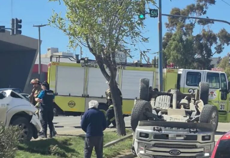 Dos camionetas chocaron en la Ruta Nacional 3 de Comodoro Rivadavia y una volcó sobre la calzada, con operativo policial y de bomberos en el lugar